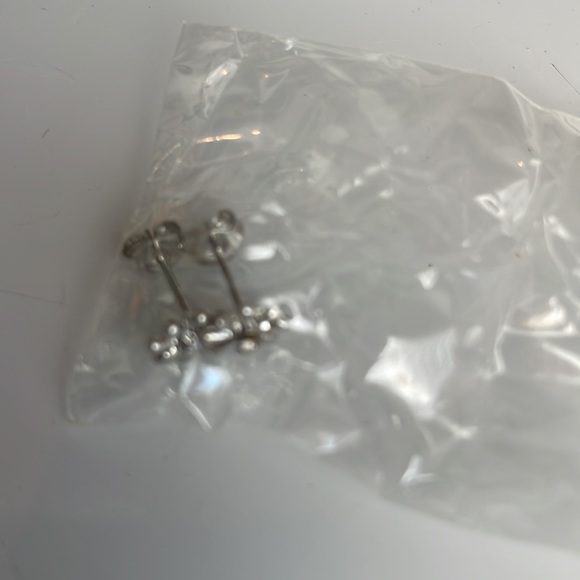 Flower earrings silver toned small dainty brand new - Picture 4 of 6